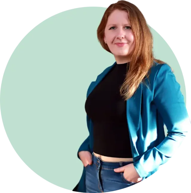 © stepbyweb Portrait von UX-Designerin Bianca Diehl in petrol-farbenem Blazer